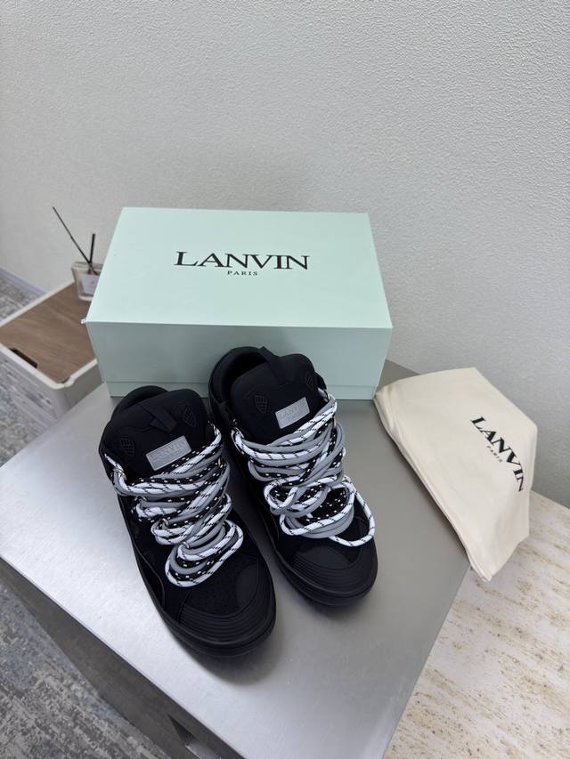 浪凡Lanvin 全色齐 跑量版本 高版本 380全黑看了这么多面包鞋都没有浪凡这个味儿整个鞋型看着奇奇怪怪的造型非常独特但上脚效果却出奇的好摆拍非常出片全色都