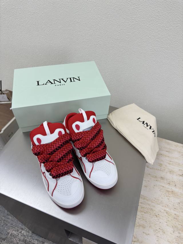 浪凡Lanvin 全色齐 跑量版本 高版本 380红底看了这么多面包鞋都没有浪凡这个味儿整个鞋型看着奇奇怪怪的造型非常独特但上脚效果却出奇的好摆拍非常出片全色都