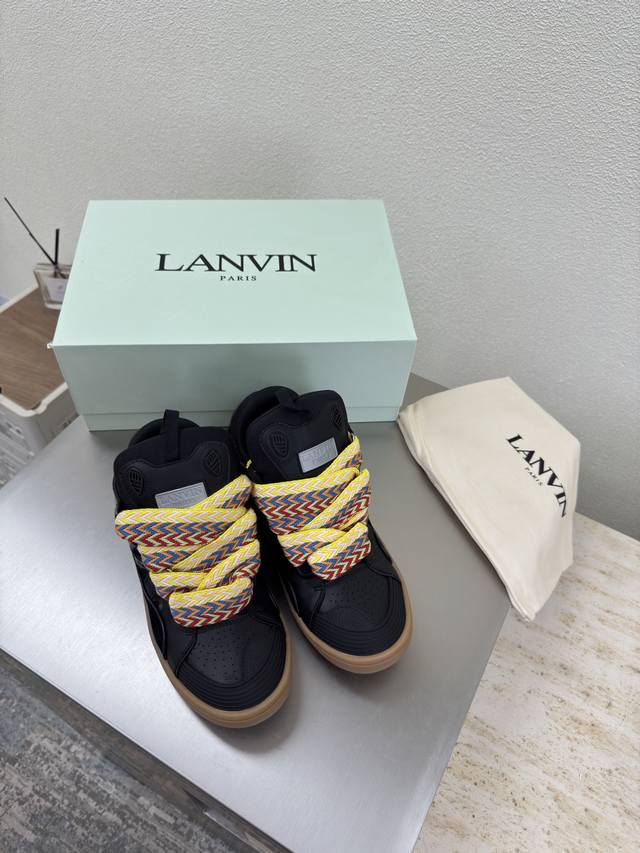 浪凡Lanvin 全色齐 跑量版本 高版本 380生胶底看了这么多面包鞋都没有浪凡这个味儿整个鞋型看着奇奇怪怪的造型非常独特但上脚效果却出奇的好摆拍非常出片全色