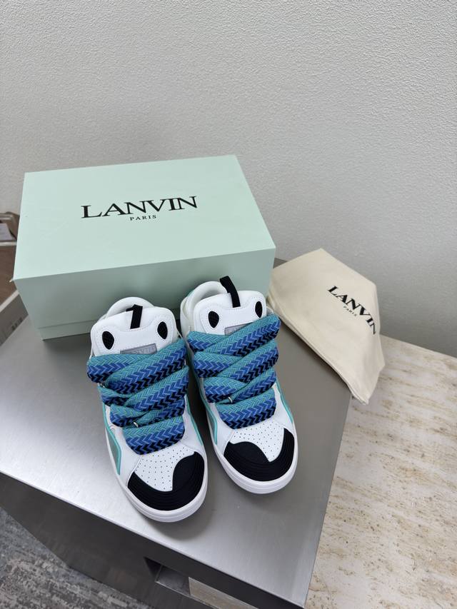 浪凡Lanvin 全色齐 跑量版本 高版本 380看了这么多面包鞋都没有浪凡这个味儿整个鞋型看着奇奇怪怪的造型非常独特但上脚效果却出奇的好摆拍非常出片全色都有