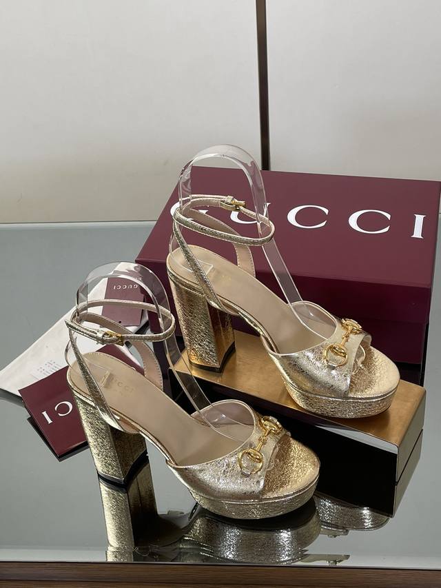 Gucci 古奇 春夏季新品防水台马鞍扣 马衔扣 腕带凉鞋 热推 高跟厚底防水台露趾凉鞋，鞋柜必备款 原版套楦 高端品质这款凉鞋颇具辨识度的双环和长条元素令这鞋