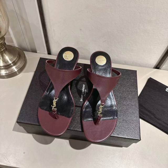 Ysl夹趾坡跟拖鞋2025新版 酒红色牛皮 跟高4.5Cn 码数35-44 35.43.44订做 橡胶大底 真皮大底