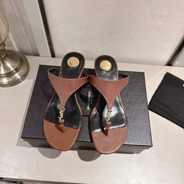 Ysl夹趾坡跟拖鞋2025新版 红棕色牛皮 跟高4.5Cn 码数35-44 35.43.44订做 橡胶大底 真皮大底