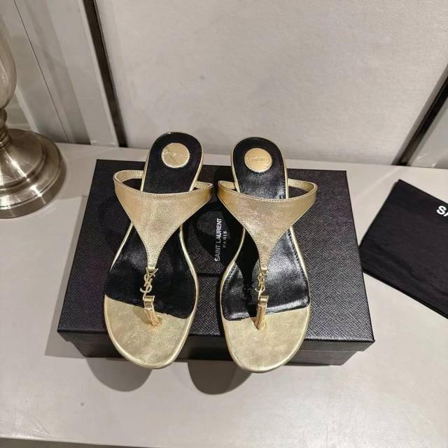 Ysl夹趾坡跟拖鞋2025新版 金色牛皮 跟高4.5Cn 码数35-44 35.43.44订做 橡胶大底 真皮大底