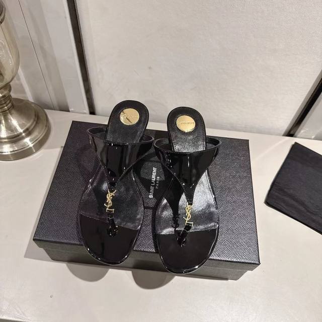 Ysl夹趾坡跟拖鞋2025新版 黑色漆皮 跟高4.5Cn 码数35-44 35.43.44订做 橡胶大底 真皮大底