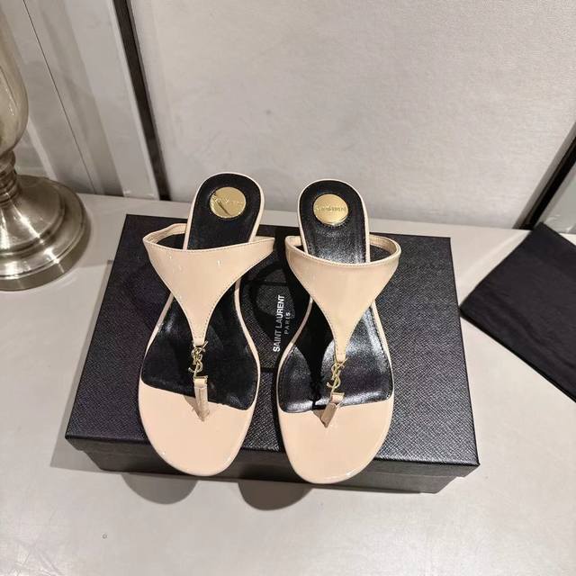Ysl夹趾坡跟拖鞋2025新版 杏色漆皮 跟高4.5Cn 码数35-44 35.43.44订做 橡胶大底 真皮大底