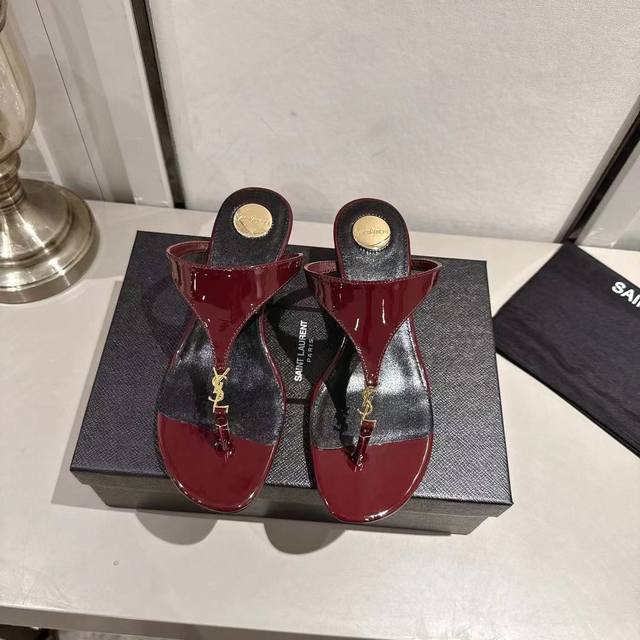 Ysl夹趾坡跟拖鞋2025新版 酒红色漆皮 跟高4.5Cn 码数35-44 35.43.44订做 橡胶大底 真皮大底