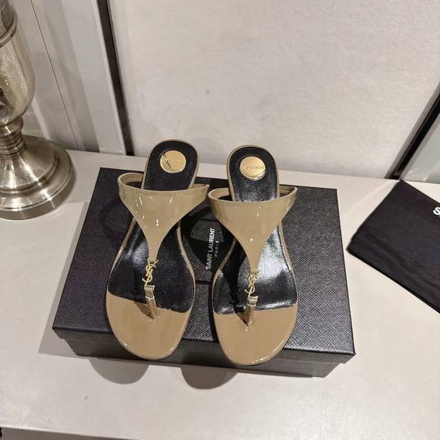 Ysl夹趾坡跟拖鞋2025新版 卡其色漆皮 跟高4.5Cn 码数35-44 35.43.44订做 橡胶大底 真皮大底