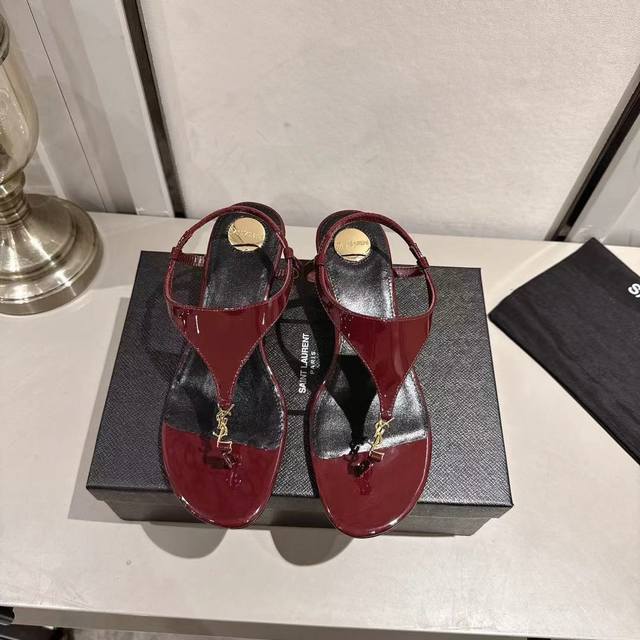 Ysl夹趾坡跟凉鞋2025新版 酒红色漆皮 跟高4.5Cn 码数35-44 35.43.44订做 橡胶大底 真皮大底