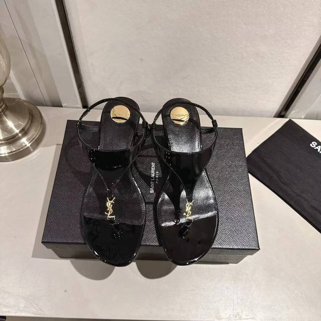 Ysl夹趾坡跟凉鞋2025新版 黑色漆皮 跟高4.5Cn 码数35-44 35.43.44订做 橡胶大底 真皮大底