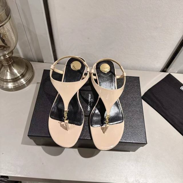 Ysl夹趾坡跟凉鞋2025新版 杏色漆皮 跟高4.5Cn 码数35-44 35.43.44订做 橡胶大底 真皮大底