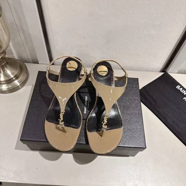 Ysl夹趾坡跟凉鞋2025新版 卡其色漆皮 跟高4.5Cn 码数35-44 35.43.44订做 橡胶大底 真皮大底