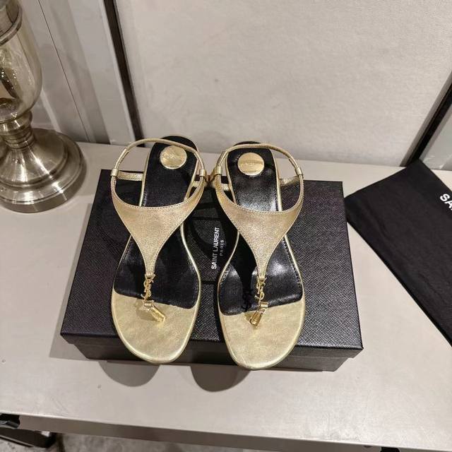 Ysl夹趾坡跟凉鞋2025新版 金色牛皮 跟高4.5Cn 码数35-44 35.43.44订做 橡胶大底 真皮大底