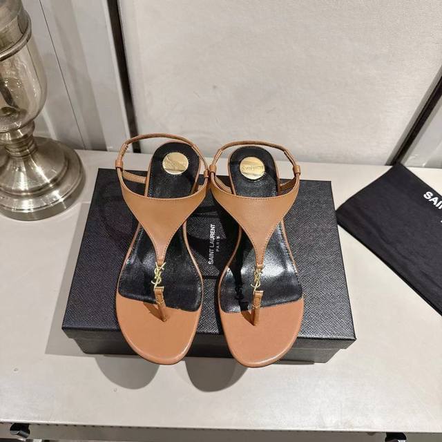 Ysl夹趾坡跟凉鞋2025新版 深棕色牛皮 跟高4.5Cn 码数35-44 35.43.44订做 橡胶大底 真皮大底