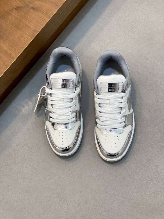 Off-White 新款饰箭头拼色男女同款系带运动鞋 美国品牌 Off-White C O Virgil Abloh 于 2014 年由 Virgil Ablo