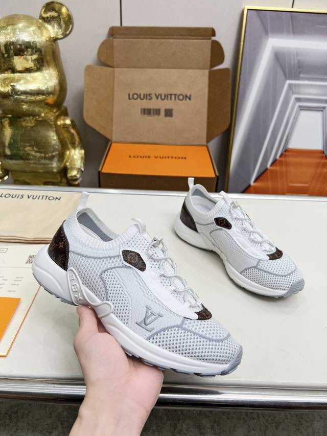 实价 男女款 Lv Olympia 运动鞋为针织科技面料鞋身融入 Monogram 帆布饰边，弹力鞋带与拉袢实现轻松穿脱，点缀 Monogram 花卉的轻盈 外