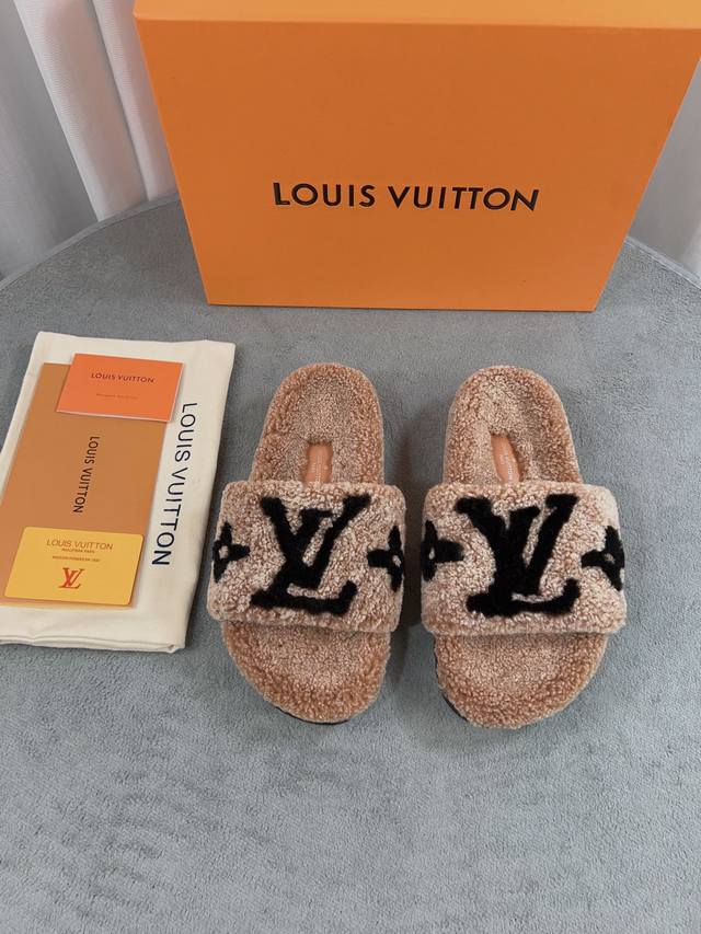 Louis Vuitton 新款羊毛拖鞋细柔软羊毛 頂级品质纯皮毛一体直毛打造！超温暖的感觉，穿上仿佛踩在云朵上Lv经典老花装饰，精致高级！让这双毛拖身价陡增！