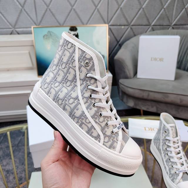 Dior迪奥Walk'n系列 老花 刺绣 厚底帆布鞋 休闲运动鞋 高邦款 这款 Walk'n'dior 厚底运动鞋是一款时尚单品，提升该系列的格调。Obliqu
