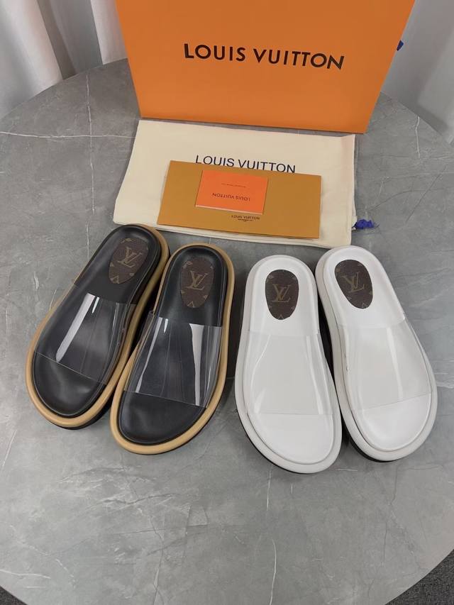 Lv 春夏新款拖鞋皮带扣子可调松紧的设计 满满的沙滩风情 原版开模Lv金属Logo装饰 既时尚又美观超级百搭鞋面透明胶片 Size: 女35-43男：38-46