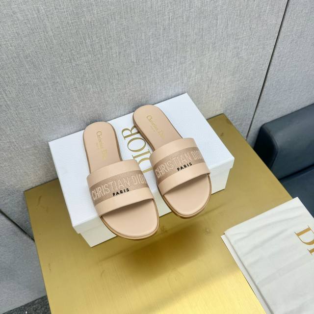 高跟+40 Dior 春夏新款女鞋 Cd字母刺绣Logo平底拼色一字拖鞋 市面顶级版本 材质:鞋面进口牛皮 牛皮皮内里+意大利原色真皮大底： 跟高 平 1.5