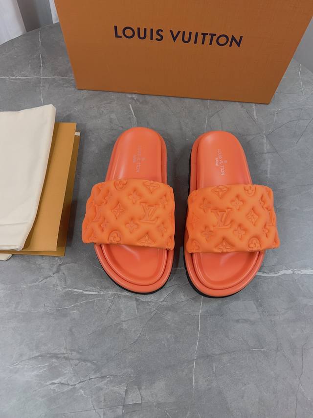 Lv驴牌L家 爆款 浮雕Logo 压花 凉拖鞋 本款 Pool Pillow Comfort 平底凉拖取材科技织物，以高频压印技术重绎 Monogram 图案。