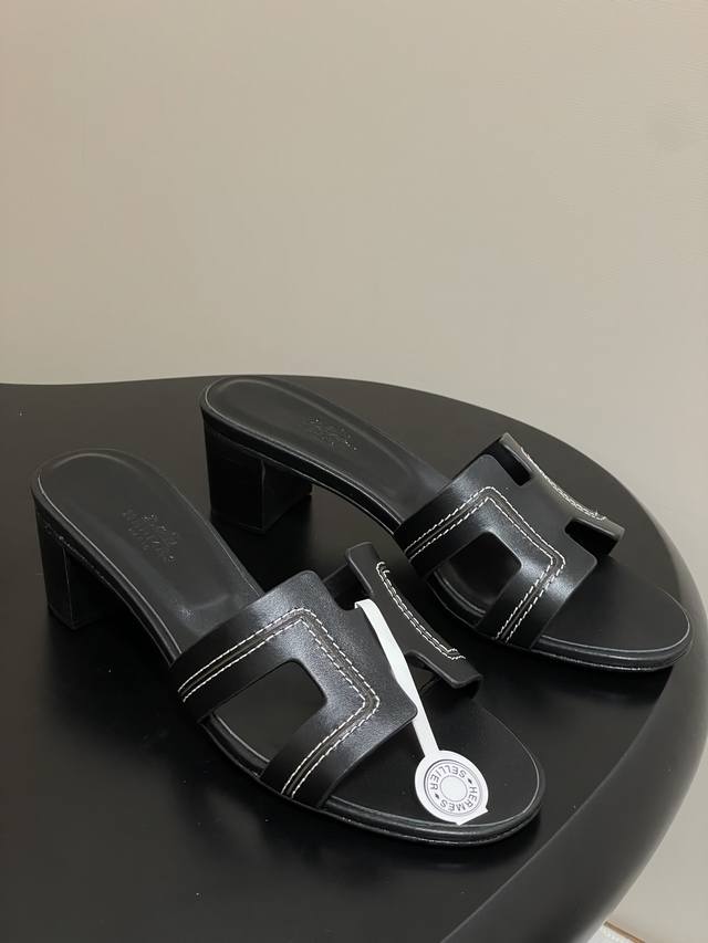 顶级品质 配高档飞机盒 丝巾 Hermes 爱马仕 H家Oran万年经典款‘H’拖鞋 经典百搭的H拖鞋，2025春夏出了很多新配色呢 融入蜥蜴纹、鳄鱼纹、掌纹、