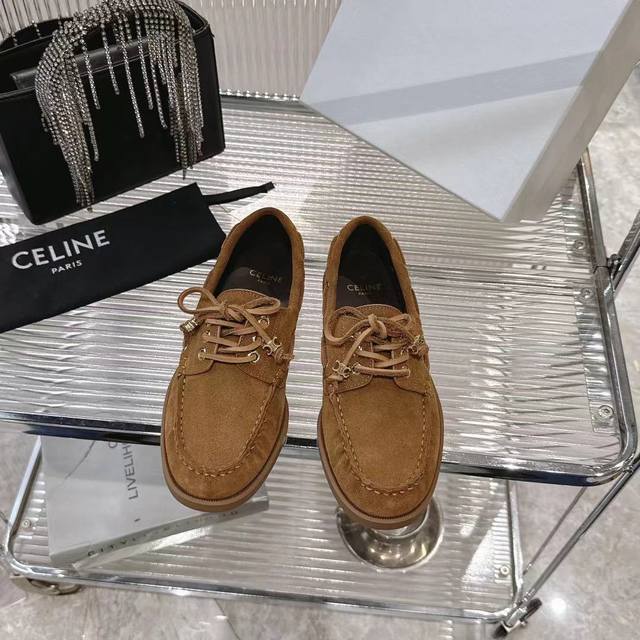 Celine Bateau船鞋经典再现！缠绕鞋带勾勒随性，复古孔眼点缀细节，耐磨橡胶底伴你自在前行。极简设计与精湛工艺碰撞，一脚穿出法式慵懒腔调，解锁日常高级感