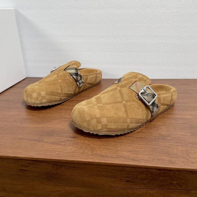 Burberry 新款男士格纹皮革 Urchin 半拖 这款半拖凉鞋选用柔软反绒面牛皮打造，鞋面饰以标志性压花，搭配全牛皮内衬，设有可调式 B 字型扣环束带，装