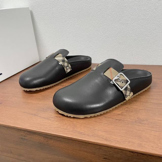 Burberry 新款男士格纹皮革 Urchin 半拖 这款半拖凉鞋选用柔软反绒面牛皮和小牛皮面料打造，设有可调式 B 字型扣环束带，装饰提花精纺的标志性沙色