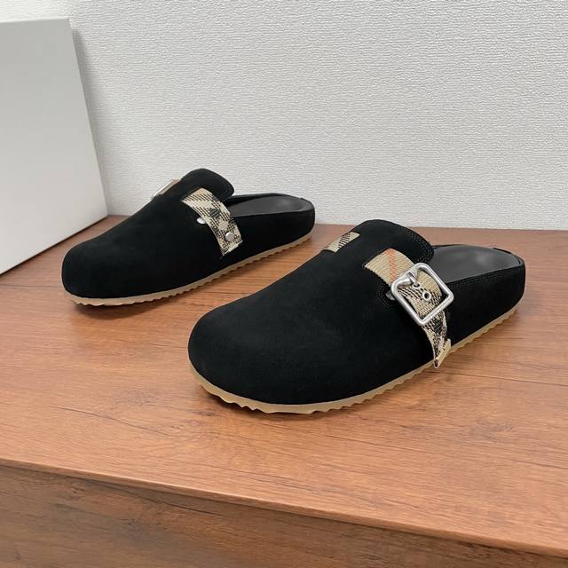 Burberry 新款男士格纹皮革 Urchin 半拖 这款半拖凉鞋选用柔软反绒面牛皮和小牛皮面料打造，设有可调式 B 字型扣环束带，装饰提花精纺的标志性沙色