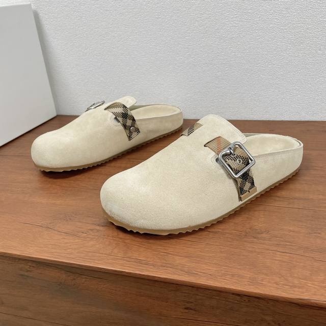 Burberry 新款男士格纹皮革 Urchin 半拖 这款半拖凉鞋选用柔软反绒面牛皮和小牛皮面料打造，设有可调式 B 字型扣环束带，装饰提花精纺的标志性沙色