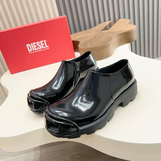 Diesel 正装休闲酷鞋。又酷又飒的Diesel休闲鞋，搭配马蹄裤，露出鞋尖，一整个狂拽酷炫住了！ 材质：鞋面开边珠牛皮、牛皮内里及垫脚。原版大底， 码数：3