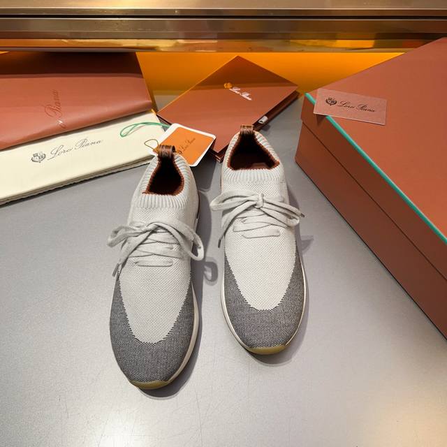 Lp 家新品 Loro Pian* 诺悠*翩雅 Soho Walk 男士运动鞋 官方售价 Rmb ,400 这款休闲鞋懒人运动鞋由轻微填充的小牛皮制成。质地轻盈