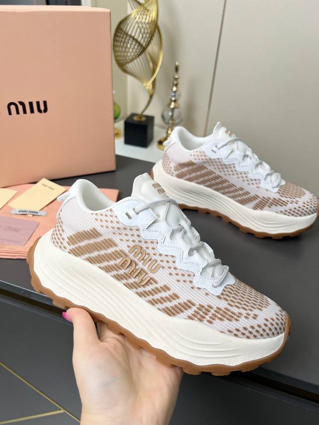 Miumiu 女款女码：35--40 Miumiu 缪缪2025春夏时尚新品，透气针织运动网鞋，厚底增高，体现了Miu Miu 的大胆特色，尽展女士魅力，简约线