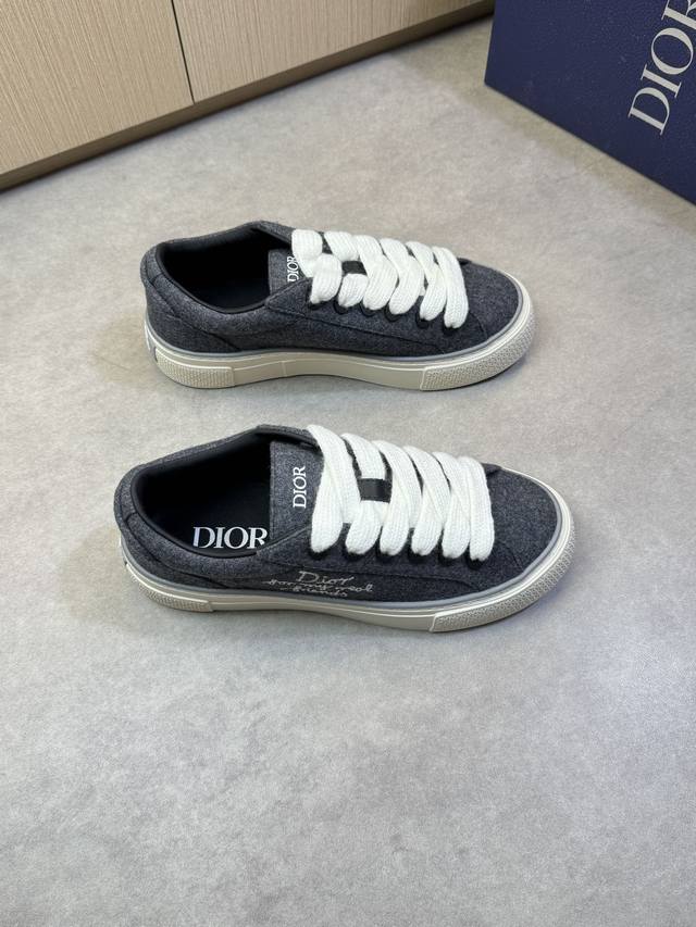 Dior 迪奥 -高端品质 原单休闲运动板鞋 -鞋面：品牌图腾针织布匹、鞋身刺绣品牌Logo、鞋舌；丝印高周波品牌Logo -内里：水染牛皮，垫脚; 品牌帆布