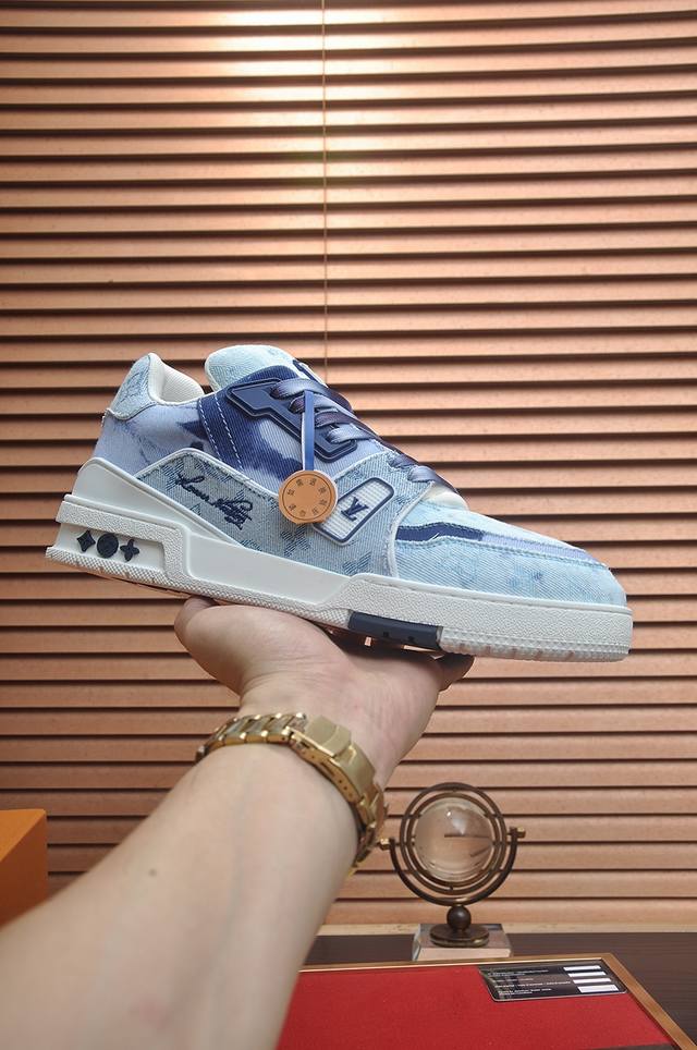 原版开发 品质出货 欢迎对比 Lv板鞋系列 Lv Trainer Maxi运动鞋将成衣系列的宽松廓形引入Virgilabloh笔下的Lvtrainer运动鞋设计