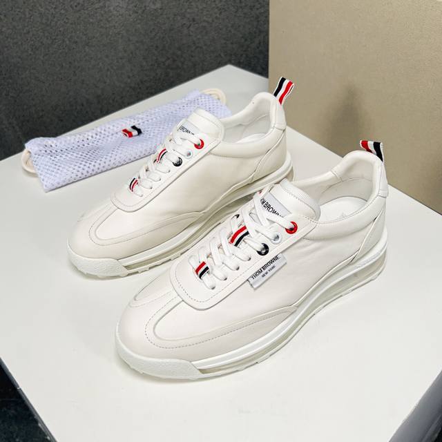 Thom Browne 码数：39-44 38.45可定做 Thom Browne 汤姆布朗休闲鞋，高版本。 专柜同步发售 鞋面采用原版牛皮拼接头层磨砂牛皮设计