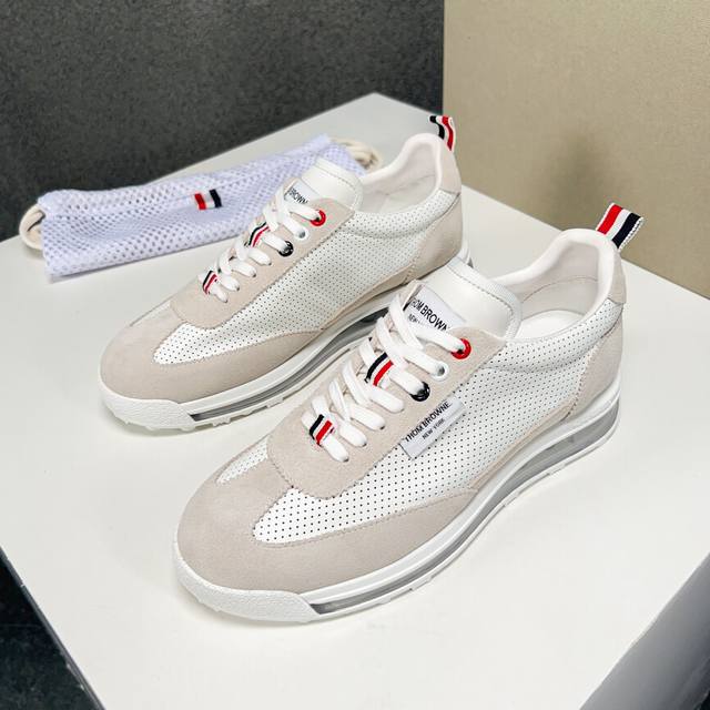 Thom Browne 码数：39-44 38.45可定做 Thom Browne 汤姆布朗休闲鞋，高版本。 专柜同步发售 鞋面采用原版牛皮冲孔拼接头层磨砂牛皮