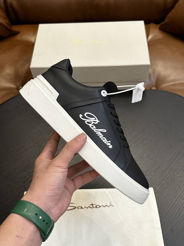 实价： Balmain巴尔曼B-Skate运动鞋 B-Skate 多材质拼接撞色运动鞋 ，鞋面饰有黑色鞋带，皮革拼接鞋舌点缀 Balmain 徽标， Tpu 鞋
