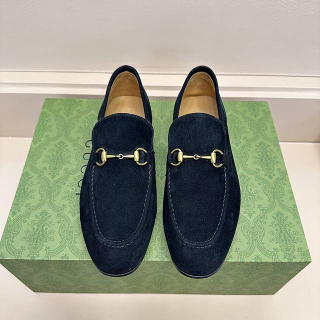 这款Gucci Jordaan系列鞋履采用加长鞋头和简洁流畅廓形，历经多种款式和材质焕新演绎，融入别致品牌元素，生动展现乐福鞋魅力不减。 Size39-40-4