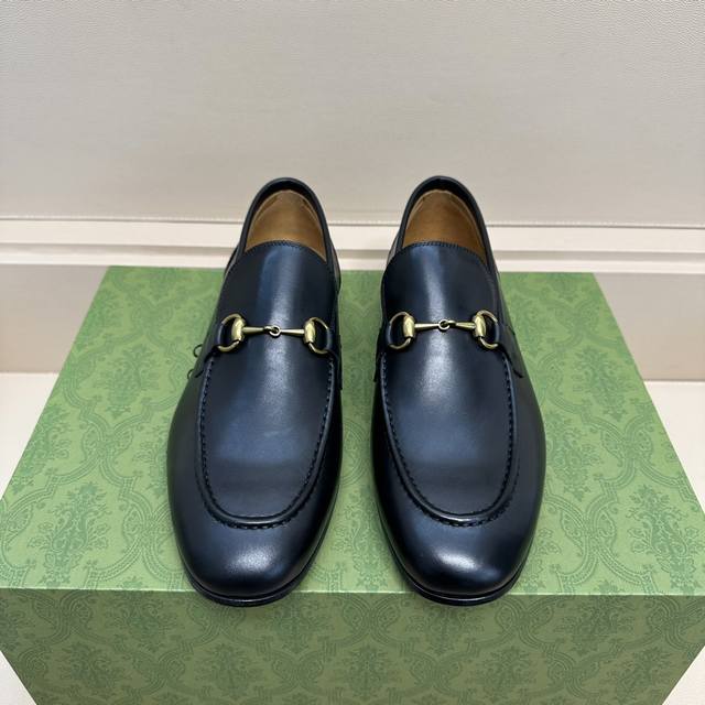 经典款皮革乐福鞋。 Size 39-40-41-42-43-44 38.45定做不退不换