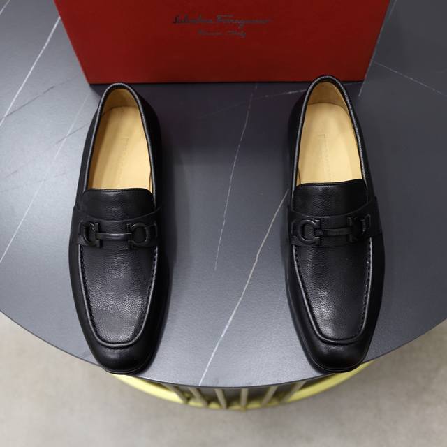 品牌：菲拉格慕Ferragamo 尺码：39-44 45可定制 等级： 专柜经典款 材料： 原版牛皮鞋面 舒适牛皮内里 原版橡胶耐磨轻便柔软大底 款式类别：正装