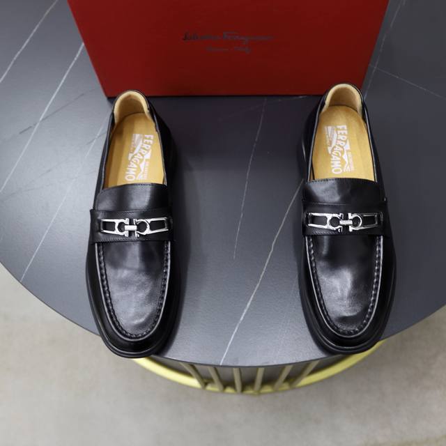 品牌：菲拉格慕Ferragamo 尺码：38-44 45可定制 等级： 专柜经典款 材料： 原版软牛皮鞋面 舒适真皮内里 原版橡胶耐磨轻便柔软大底 款式类别：正