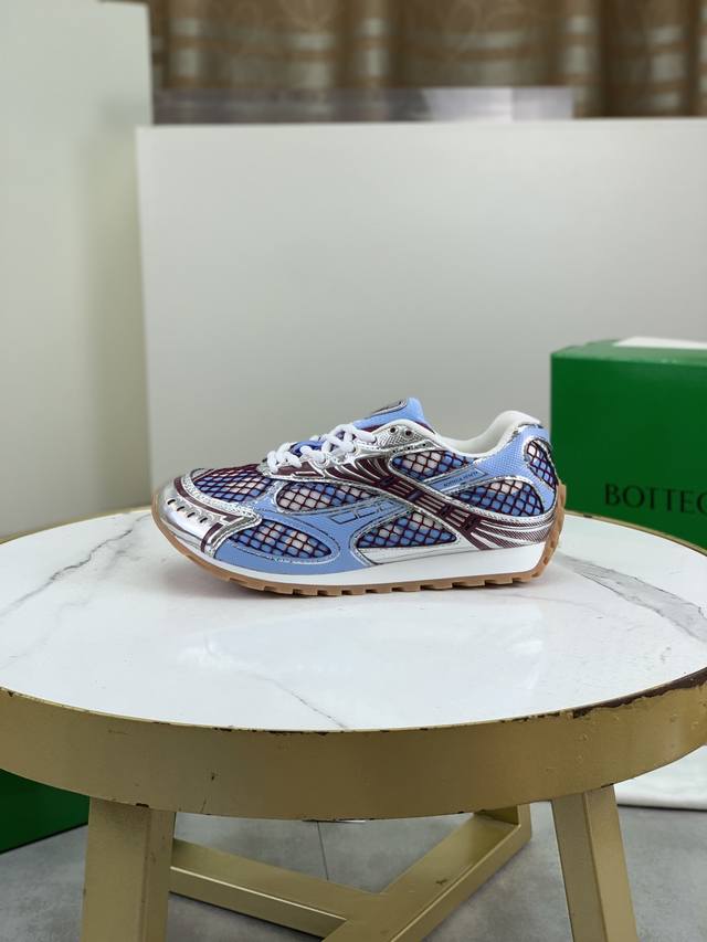 工厂P价P 实价 Bottega Veneta全新Orbit 运动鞋情侣款 该鞋款灵感取材自90 年代运动鞋的鞋型轮廓，其特色在于网状纹理的应用以及交叉覆盖的异