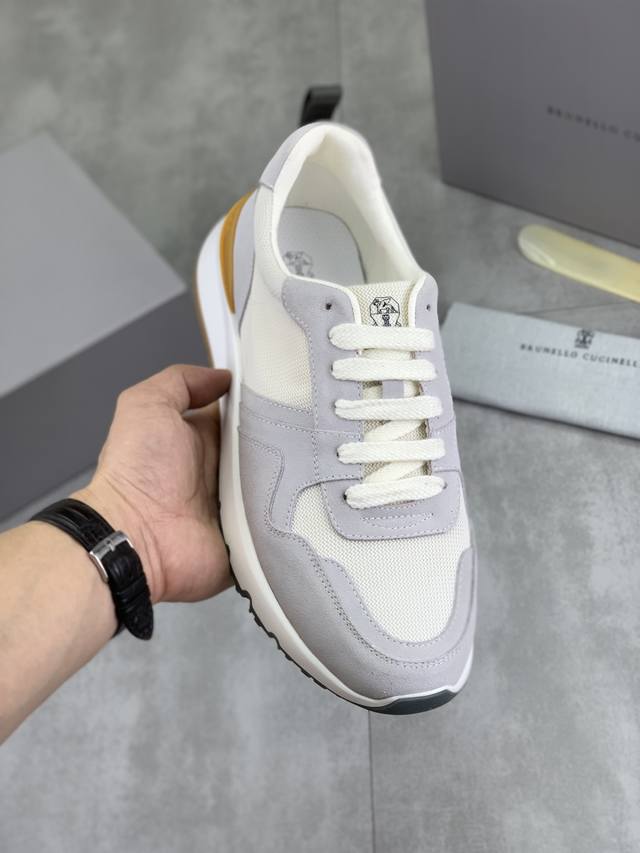 出厂价Pp 实价 顶级版本Bc新品 Brunello Cucinell* 低帮运动鞋 经典纱线激发了这款运动鞋的精致与运动品味。原版牛皮鞋面极致轻盈且富有弹性，