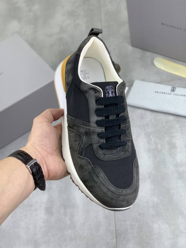 出厂价Pp 实价 顶级版本Bc新品 Brunello Cucinell* 低帮运动鞋 经典纱线激发了这款运动鞋的精致与运动品味。原版牛皮鞋面极致轻盈且富有弹性，