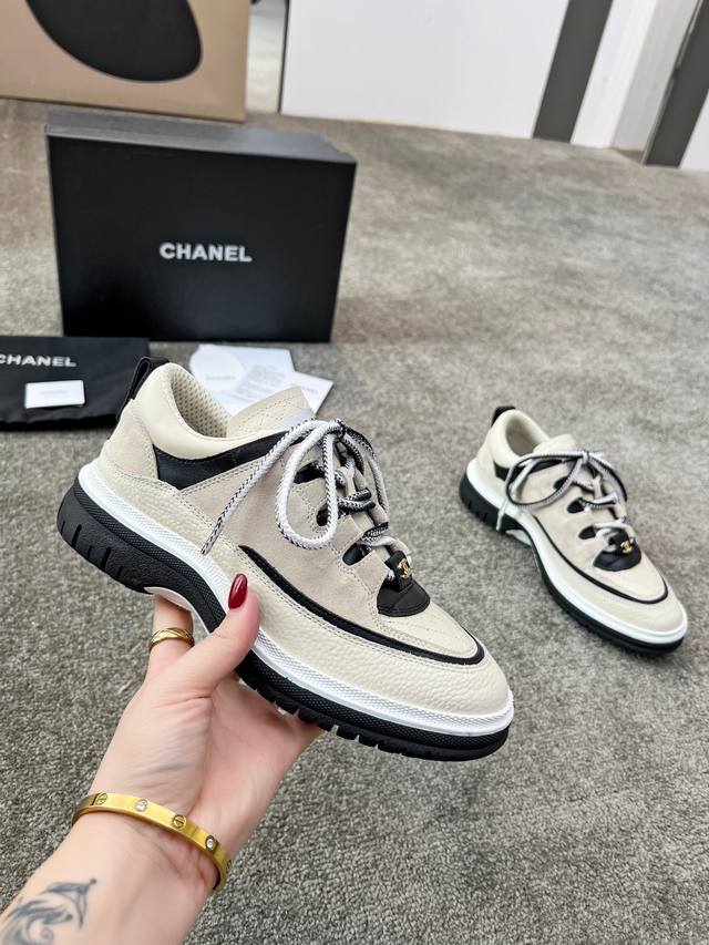 实价 Chanel 香奈儿最新25C休闲运动鞋 原版模具定制 无敌漂亮又好穿 绝对仙女款 超级舒服，配色高级耐看 百搭 率性的休闲运动风，飒爽又自然，演绎香奈儿