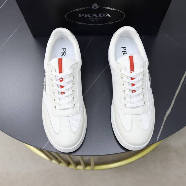 品牌：Prada 普拉达 标准码：男码38 44 45可以定做 等级：官网同款 材料：原版牛皮拼接 羊皮内里 原版发泡耐磨柔软大底 款式类别：休闲运动版 年轻时