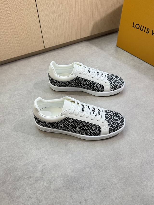 Louis Vuitton 路易威登 -高端品质 原单 休闲运动板鞋 -鞋面：纳帕小牛皮、品牌图腾帆布布匹、鞋身.后跟；丝印品牌Logo -内里：水染牛皮 -大