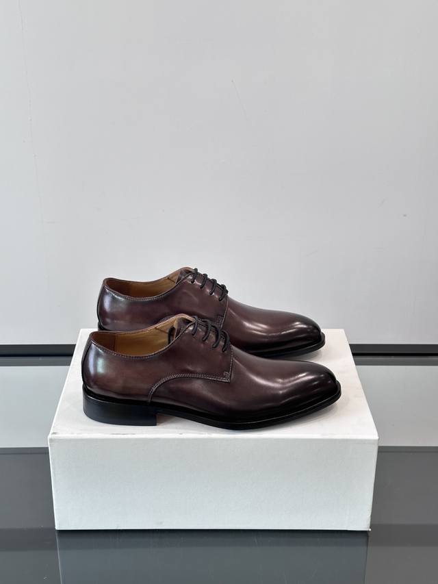 Berluti 布鲁提高端真皮大底正装皮鞋，采用进口牛皮鞋面 柔软有型，手工改色工艺，低调奢华气质，舒适透气版型，小牛皮真皮垫脚 进口真皮大底，彰显不凡态度 全